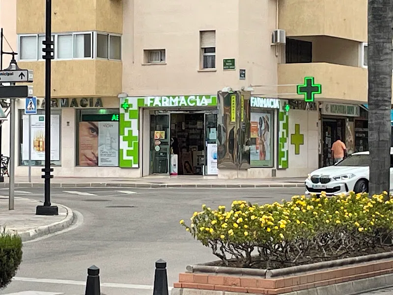 Farmacia (C. Maestra Ángeles Aspiazu, 6)